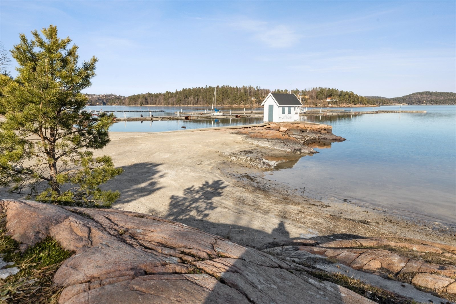 Flotte badestrender med ytrende båtliv Galleribilde