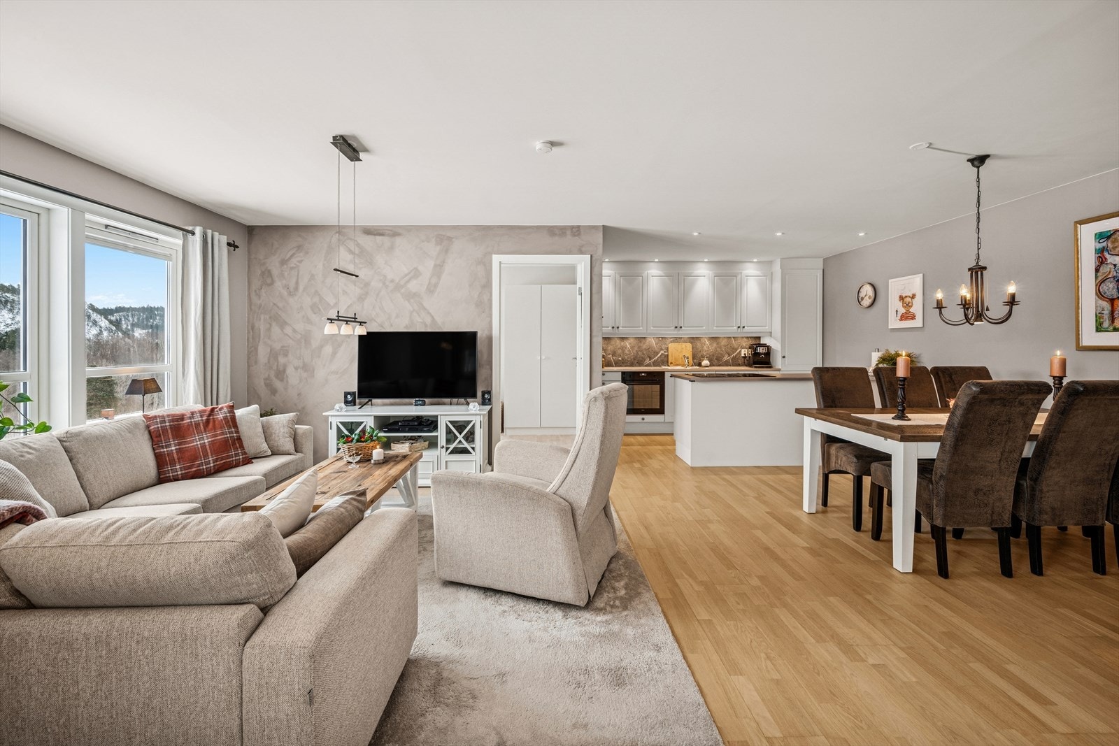 Det er moderne åpen stue / kjøkkenløsning. Galleribilde