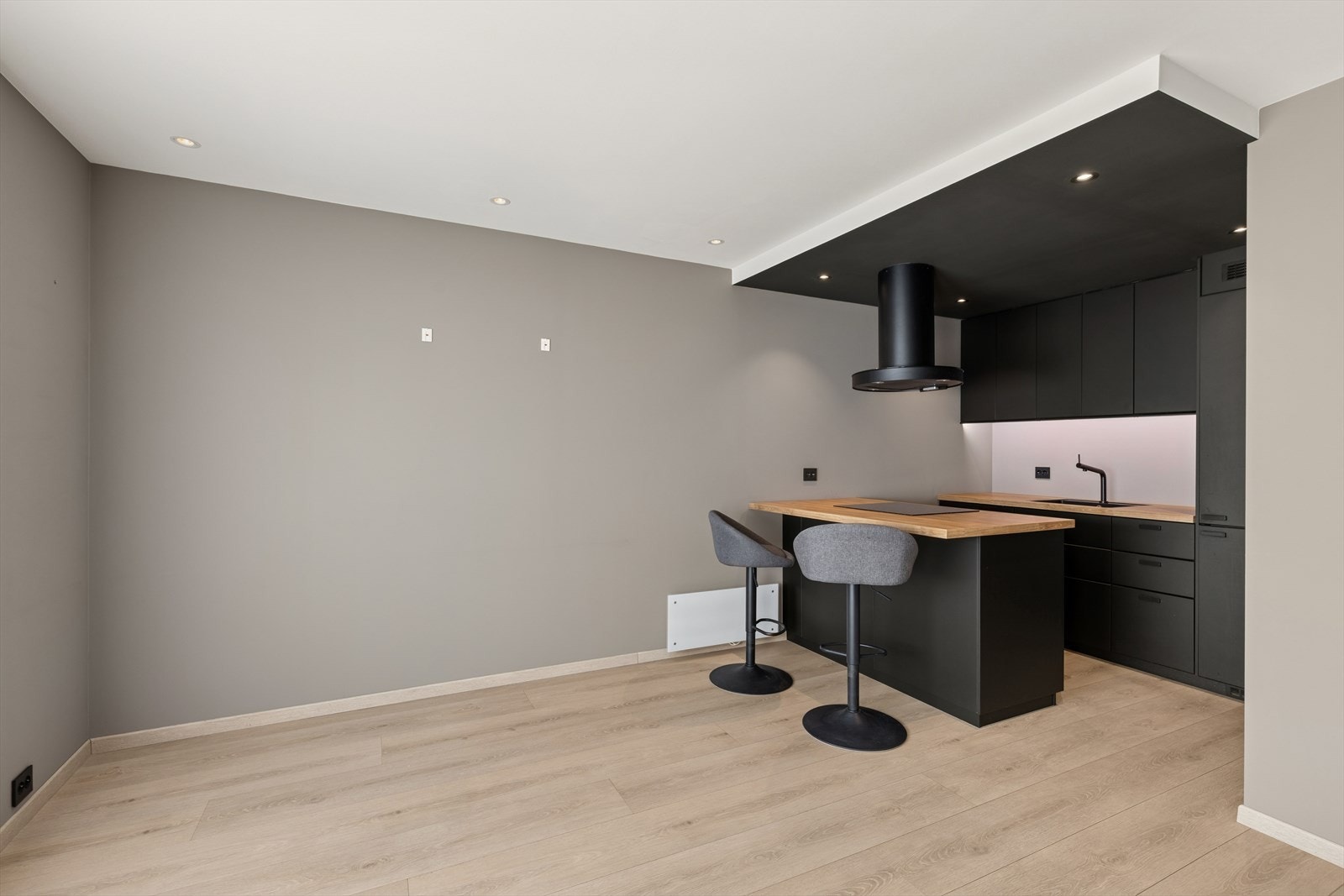 Videre har man boligens kjøkken vi kan ta en titt på men først.... Galleribilde