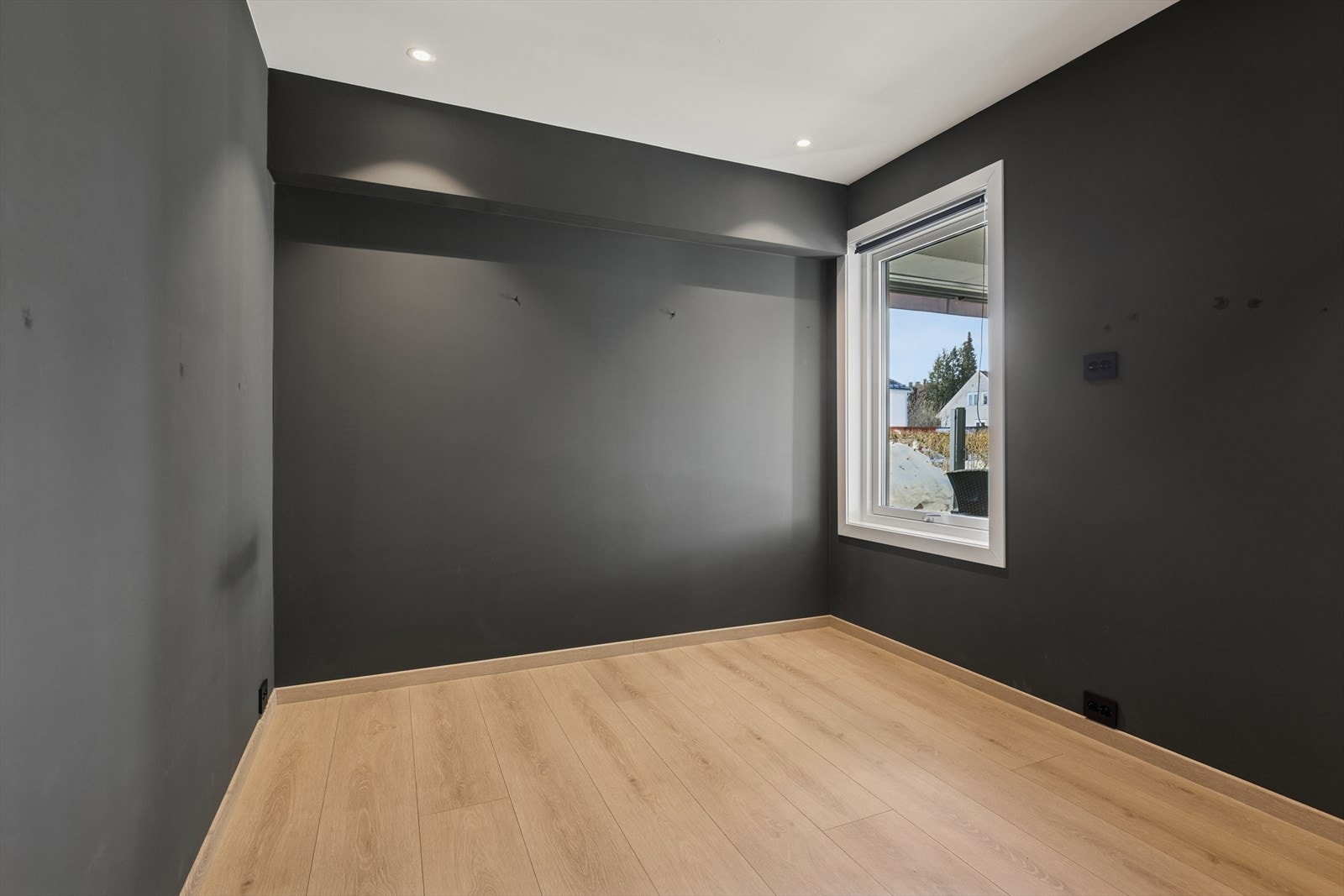 Soverommet er av grei størrelse med plass til dobbeltseng og nattbord. Galleribilde