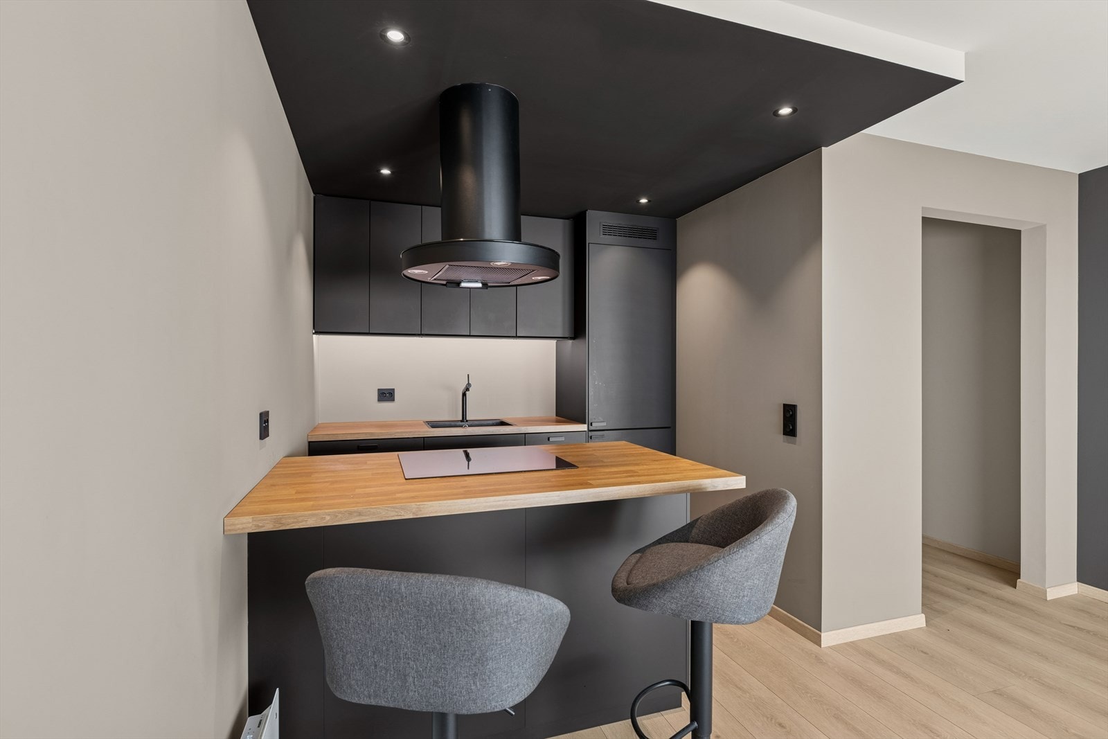 Barstol løsningen gjør det enkelt og hyggelig å kunne ha gjester med i samtalen mens maten lages. Galleribilde