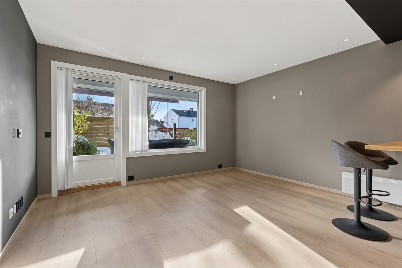 Stuen er enkel å møblere med sofagruppe og tv på vegg. Galleribilde