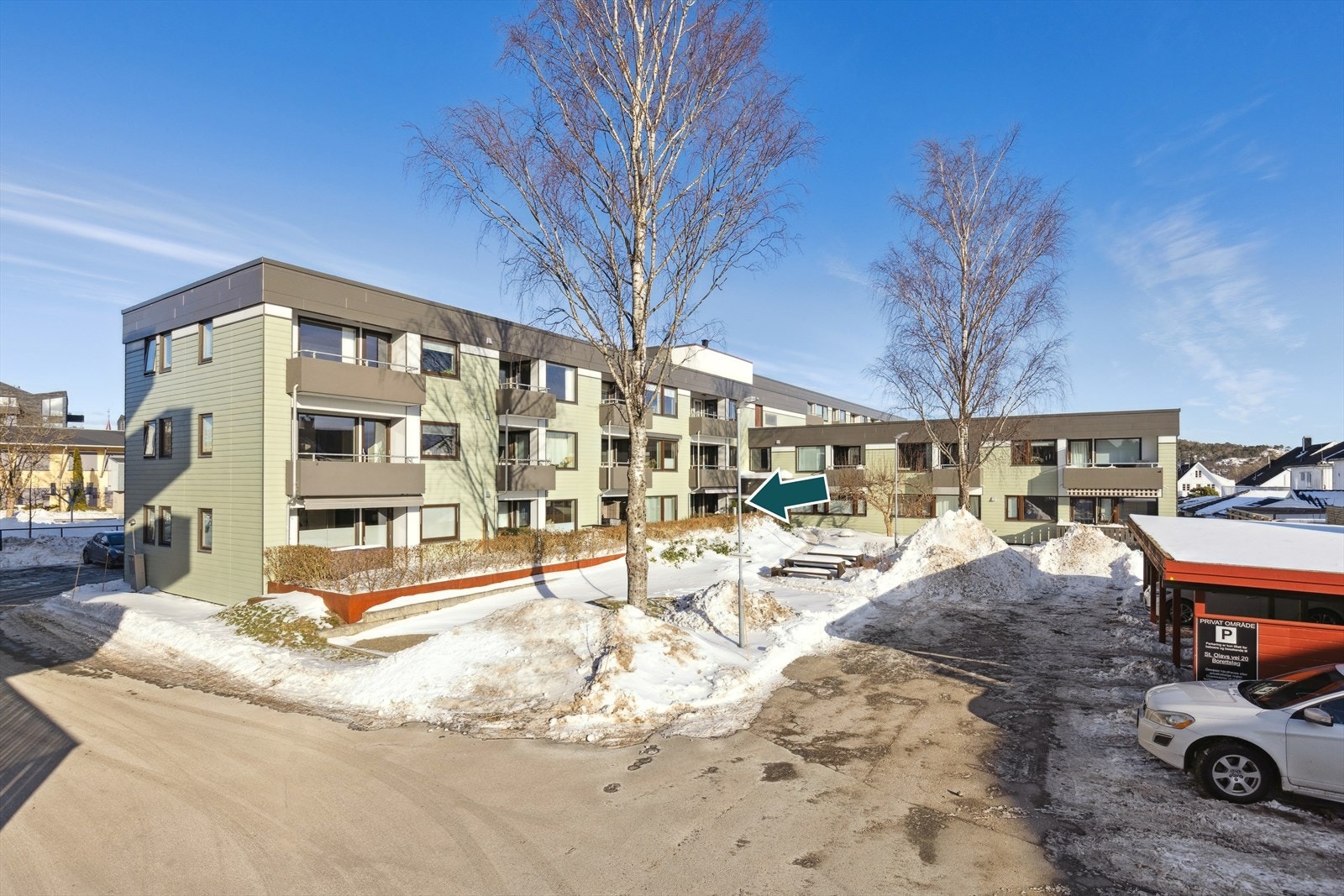 Leiligheten ligger i blokkens 1.etg med trappefri adkomst. Borettslaget har nylig gjennomgått fasade renovering. Galleribilde