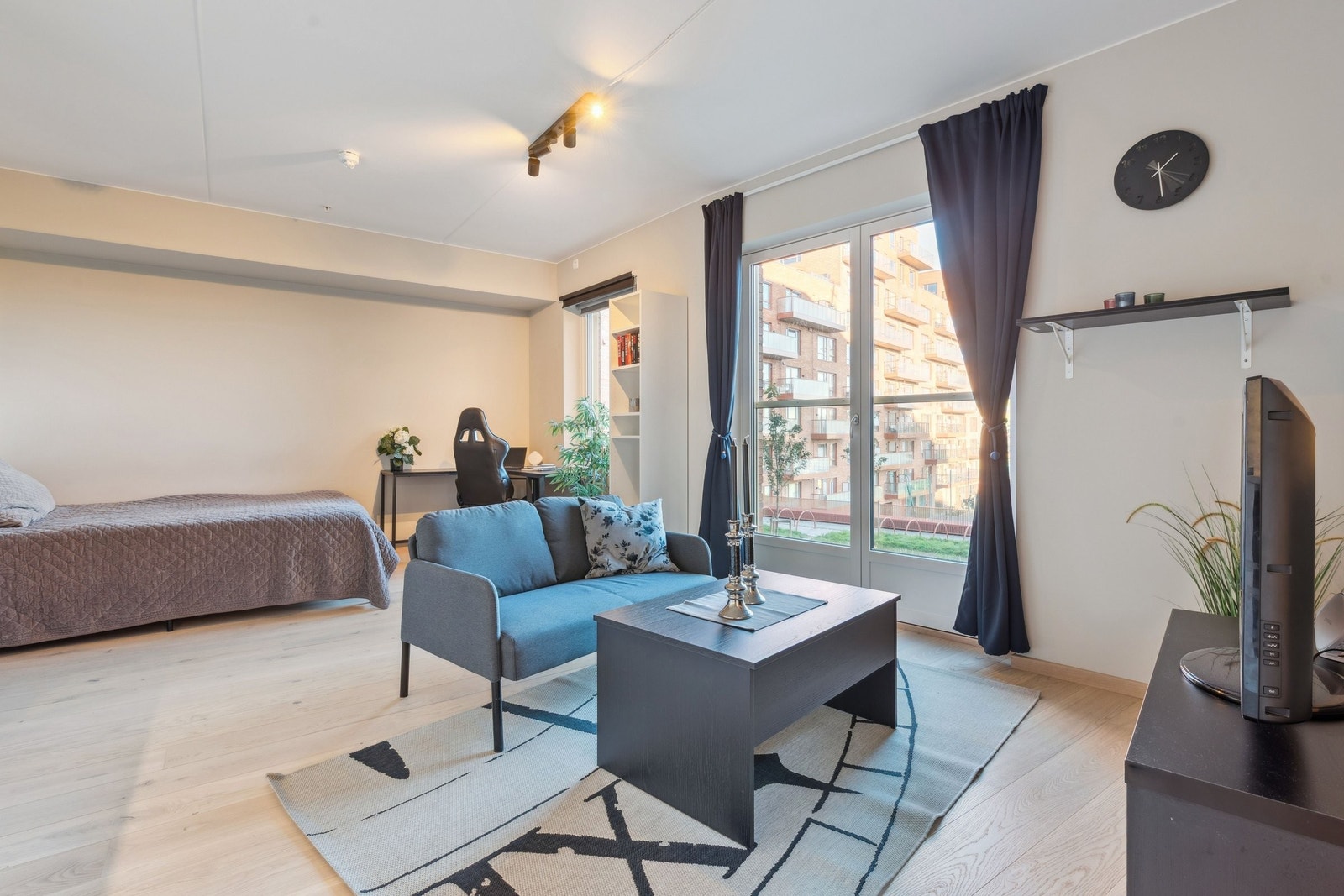 Stue, seng og fransk balkong Galleribilde