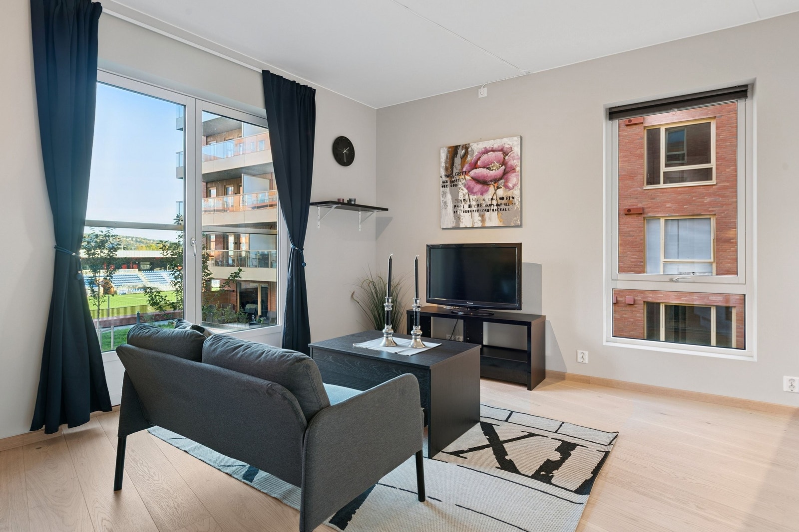 Stue og utsikt mot Rolvsrud stadion Galleribilde