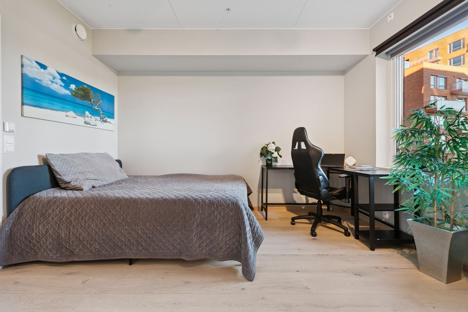 Seng og arbeidsbord Galleribilde