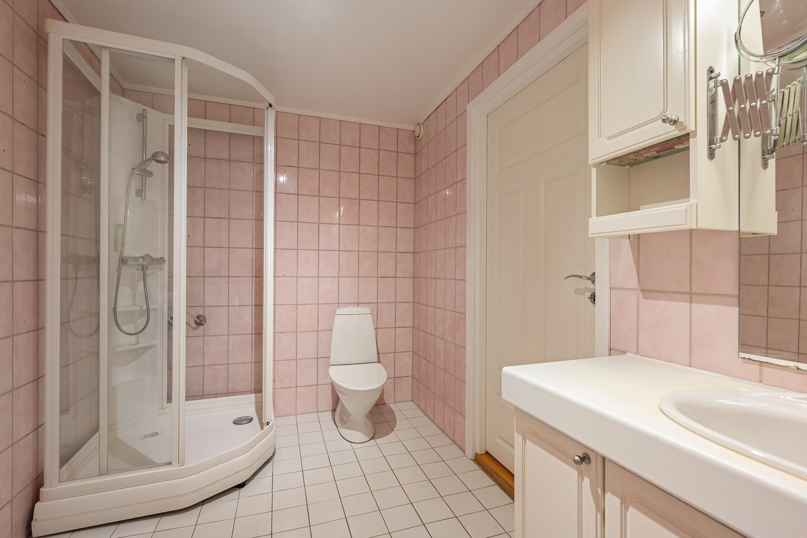 Rommet inneholder et dusjkabinett og gulvstående klosett. Galleribilde