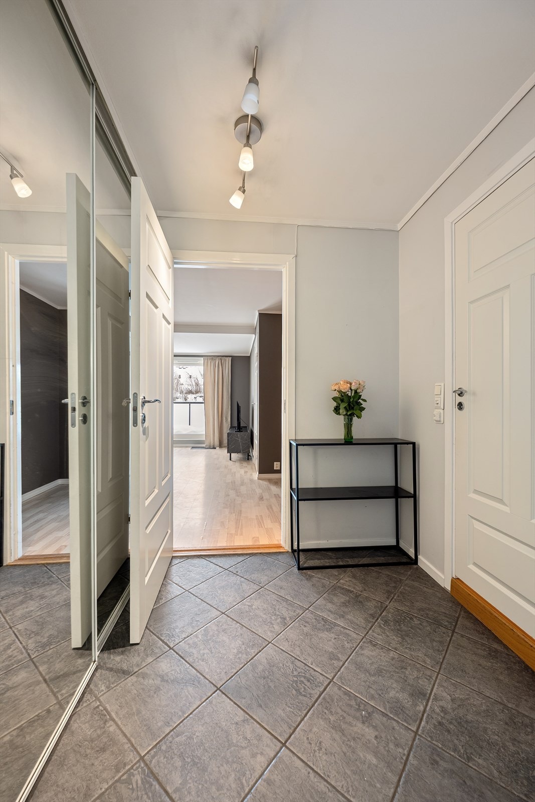 En romslig skyvedørsgarderobe i entreen gir rikelig med oppbevaringsplass. Galleribilde