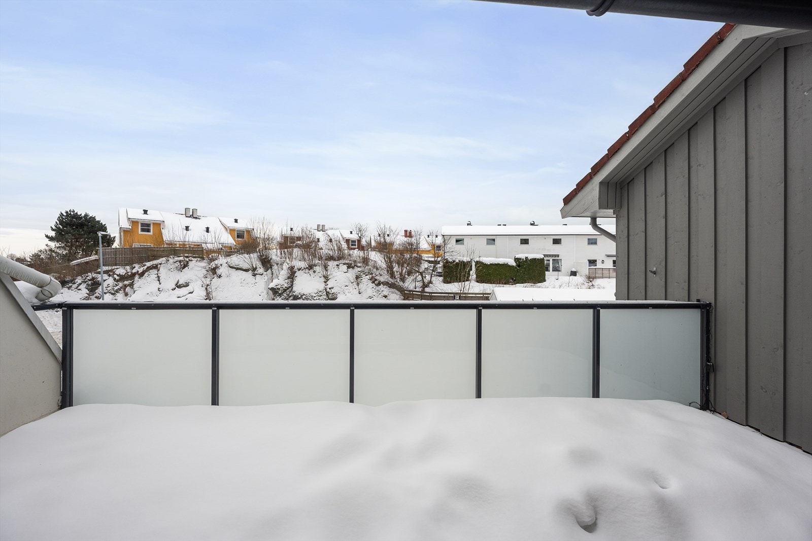 Balkongen gir et flott ekstra uterom hvor du kan nyte solen i usjenerte omgivelser. Galleribilde