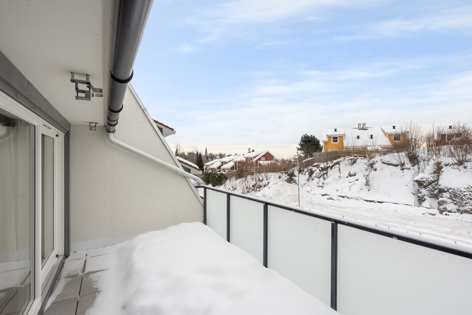 Leiligheten er utstyrt med en romslig balkong på 14 m² som ble oppgradert i 2020 med nytt glassrekkverk og nye fliser. Galleribilde