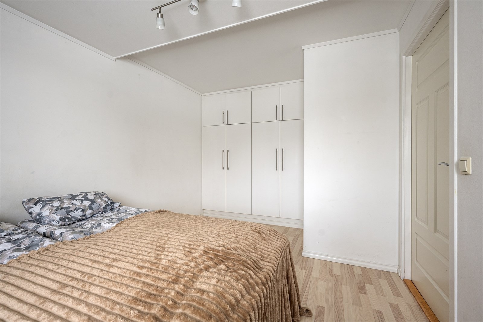 Soverommet er innredet med innebygget garderobe som vil medfølge. Galleribilde