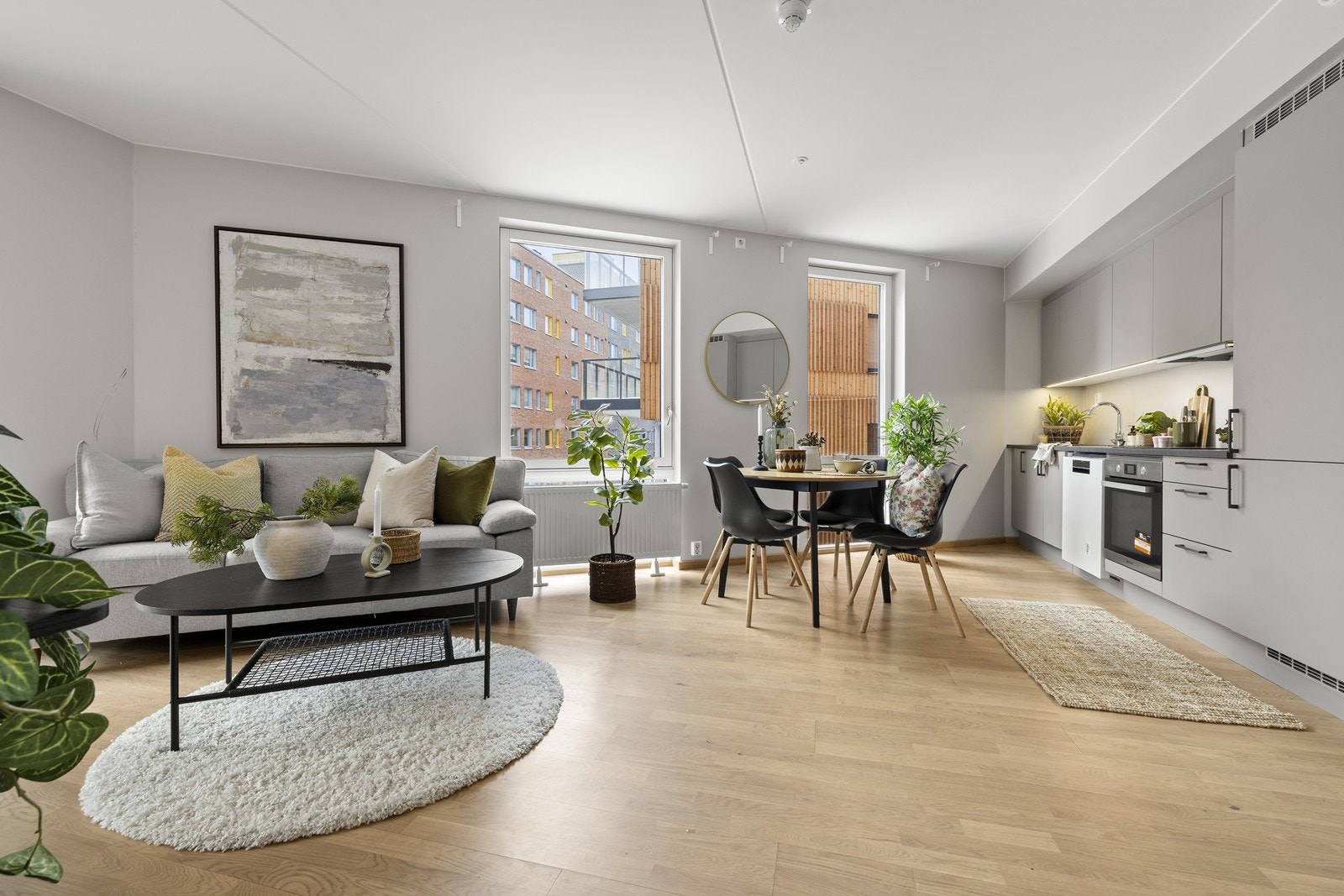 Leiligheten har en åpen og sosial planløsning mellom stue og kjøkken, med gjennomgående parkettgulv. Galleribilde