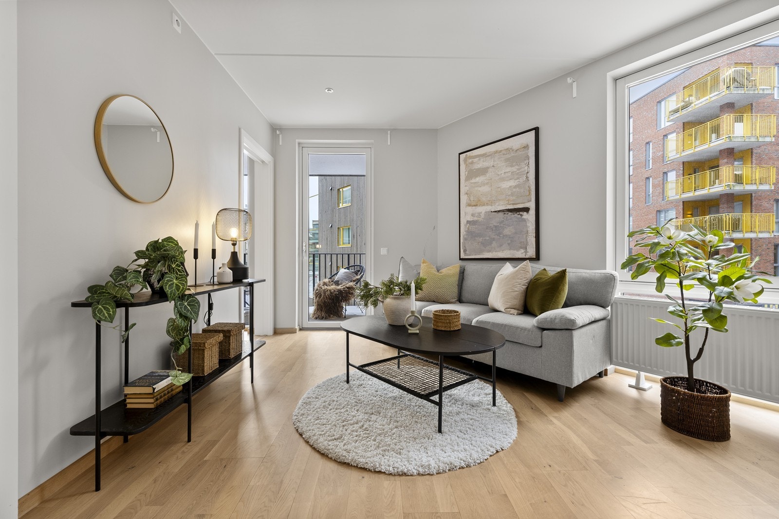 Store vindusflater gir rikelig med naturlig lys til oppholdsrommet. Galleribilde