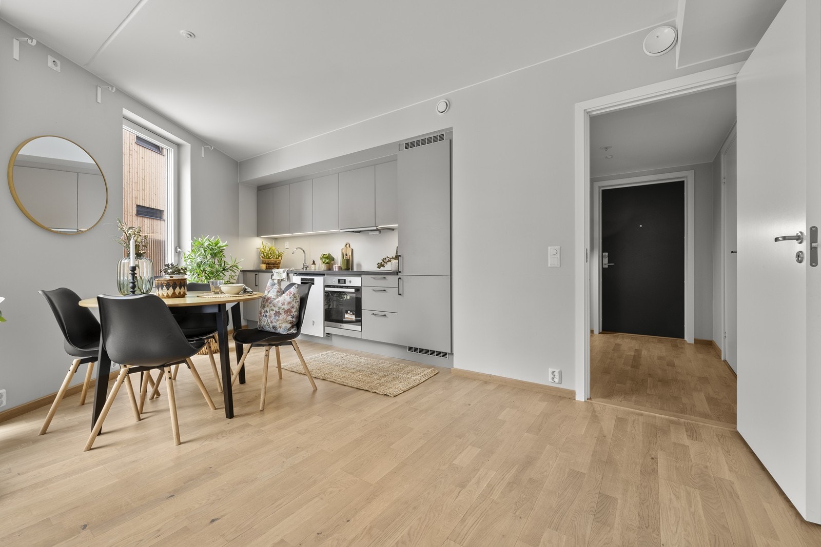 Den åpne løsningen skaper en god romfølelse og binder sonene sammen. Galleribilde