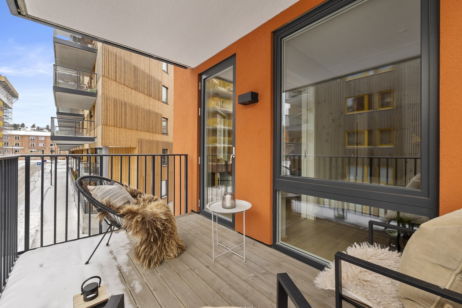 Balkongen er et fint supplement til boligen, med utsikt mot fellesarealene. Galleribilde