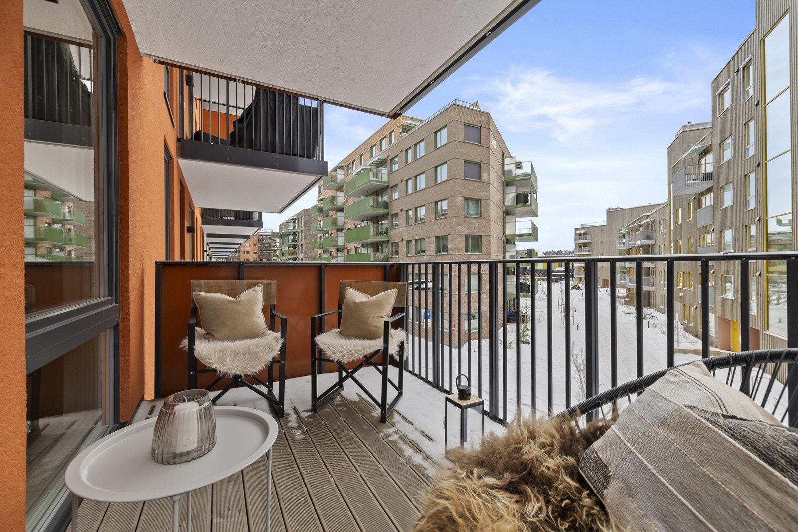 Fra stuen er det utgang til en hyggelig balkong med plass for utemøbler. Galleribilde