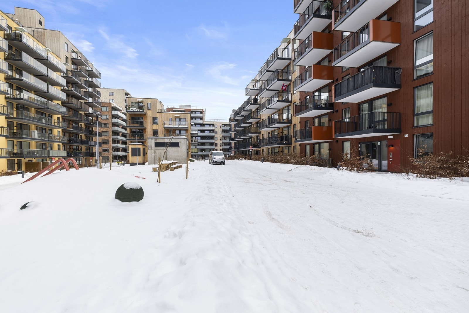 Hverdagslogistikken er enkel med Benterud skole og flere barnehager innen fire minutters gange. Galleribilde
