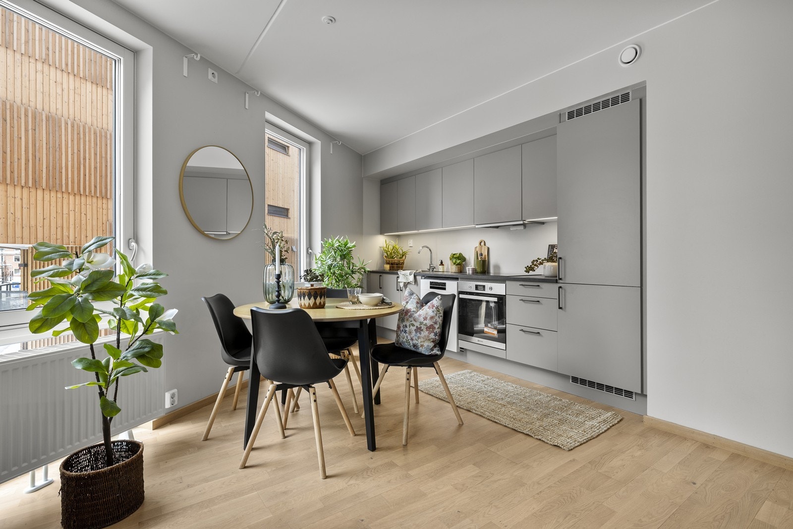 Kjøkkenet har en praktisk spiseplass ved vinduet. Galleribilde