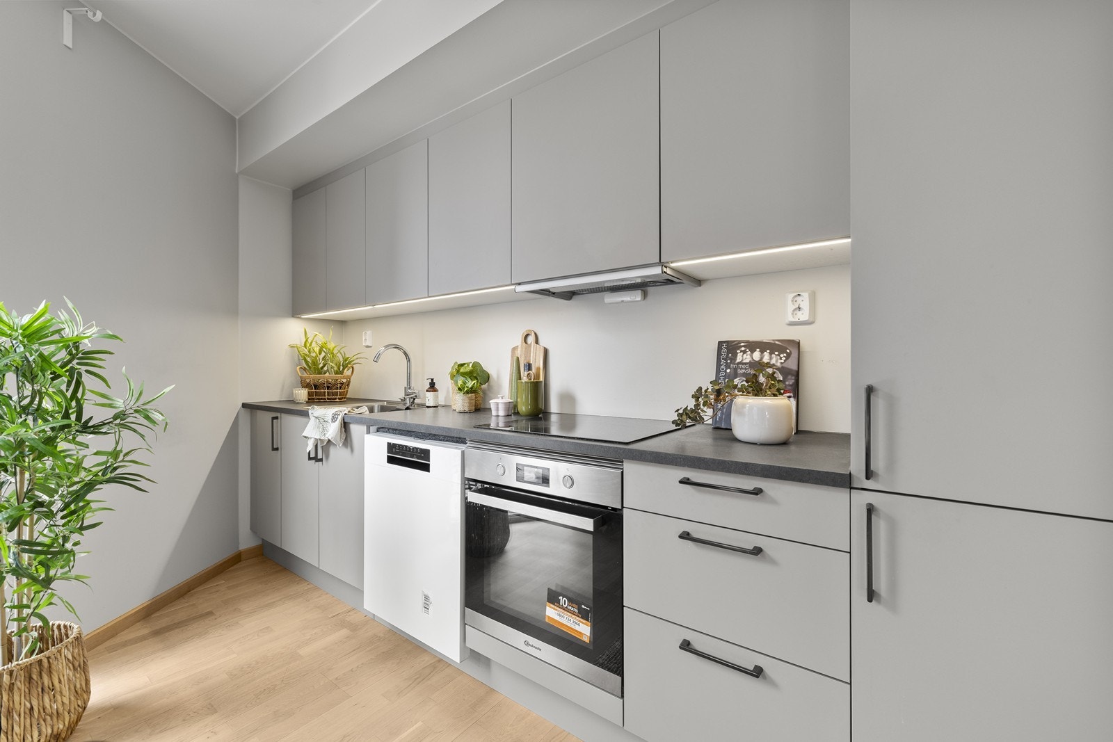 Kjøkkeninnredningen har glatte fronter, integrerte hvitevarer og god skap- og benkeplass. Galleribilde