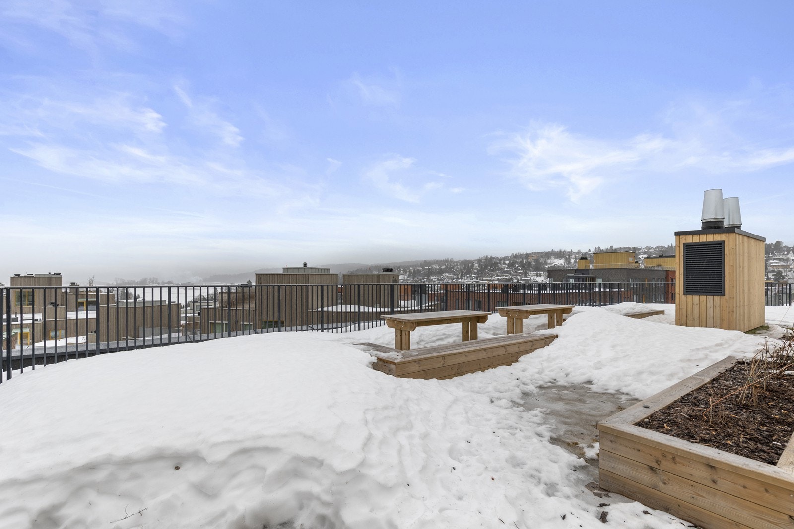 Felles takterrasse opparbeidet med benker og beplantning for avslappende stunder. Galleribilde