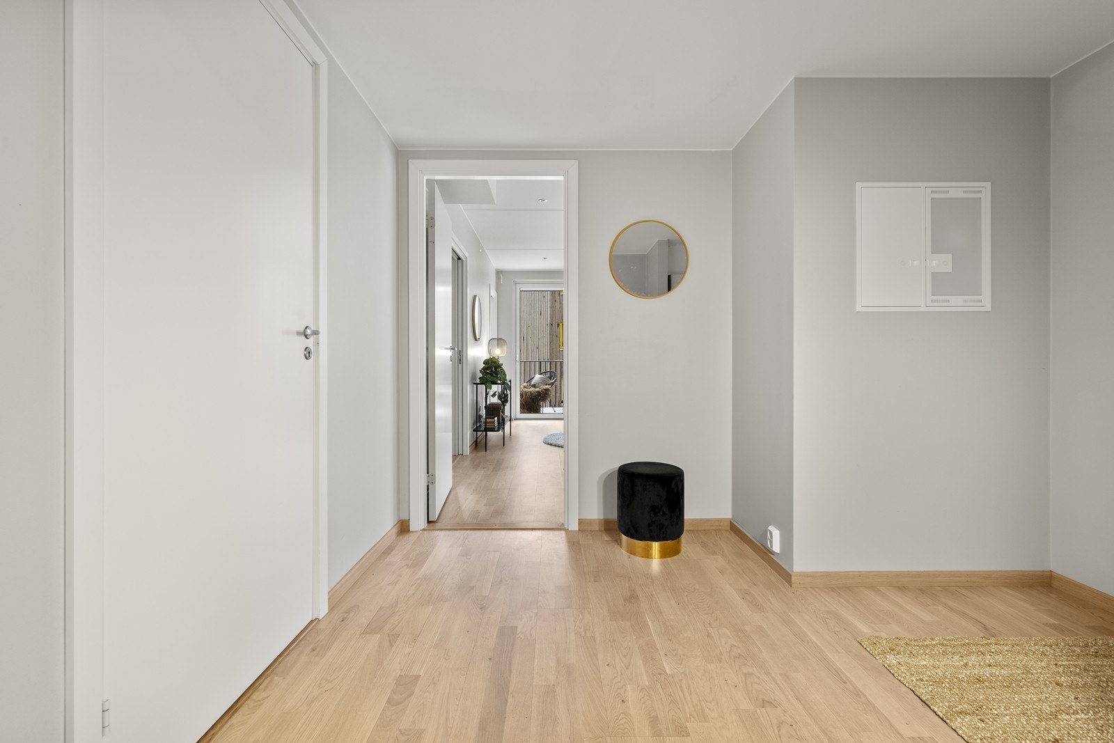 Fra entreen ledes du videre inn mot leilighetens oppholdsrom. Galleribilde