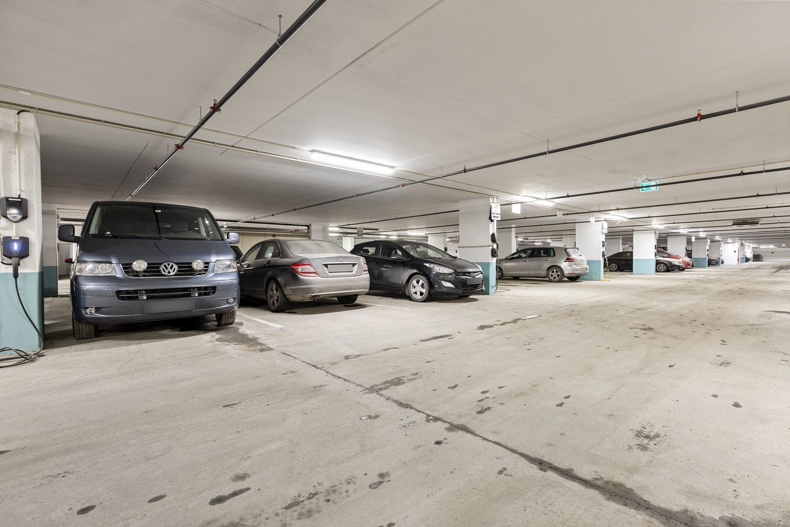 Det er tilrettelagt for lading av elbil i felles garasjeanlegg. Galleribilde