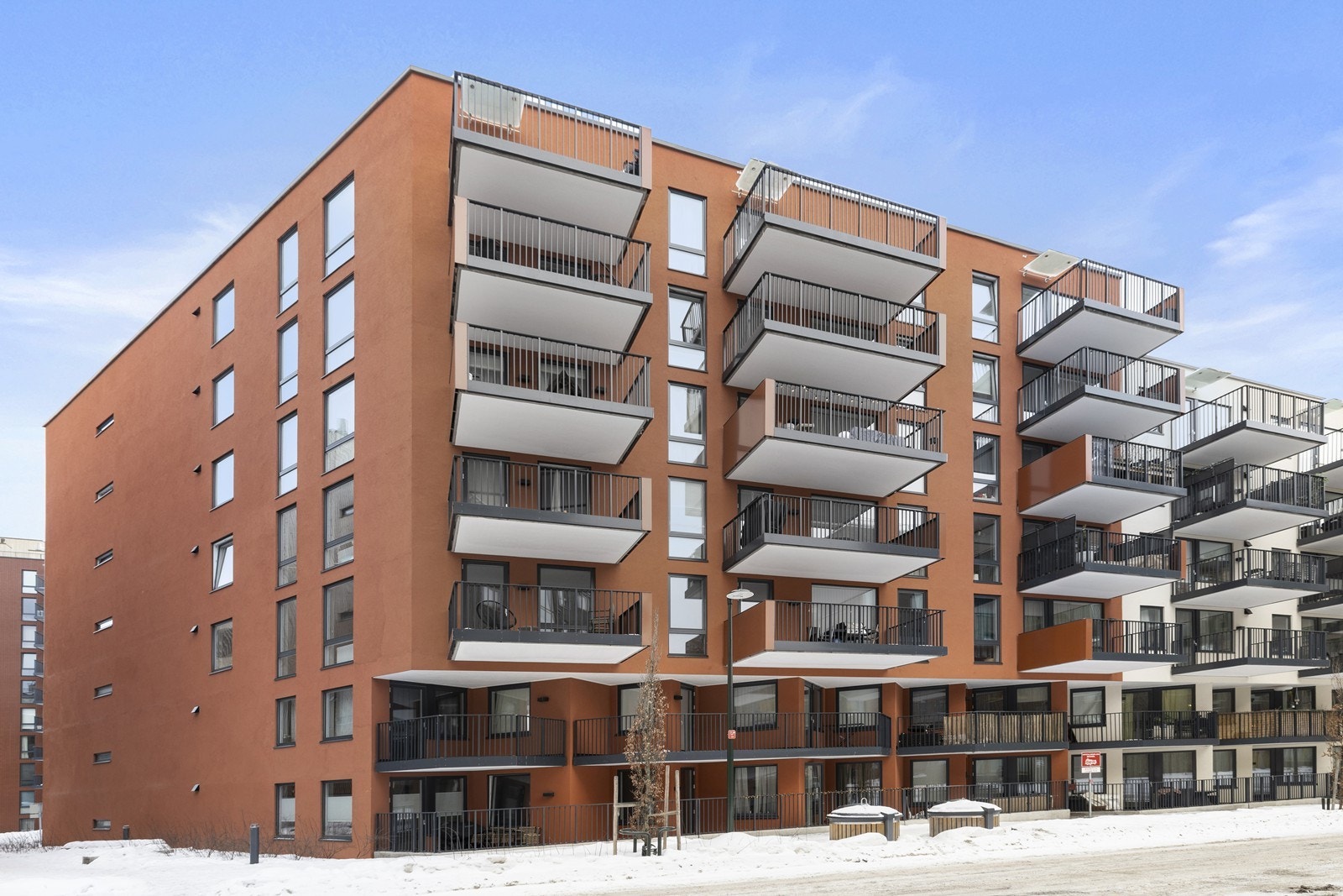 Moderne leilighetsbygg med velholdte fellesområder og store balkonger. Galleribilde