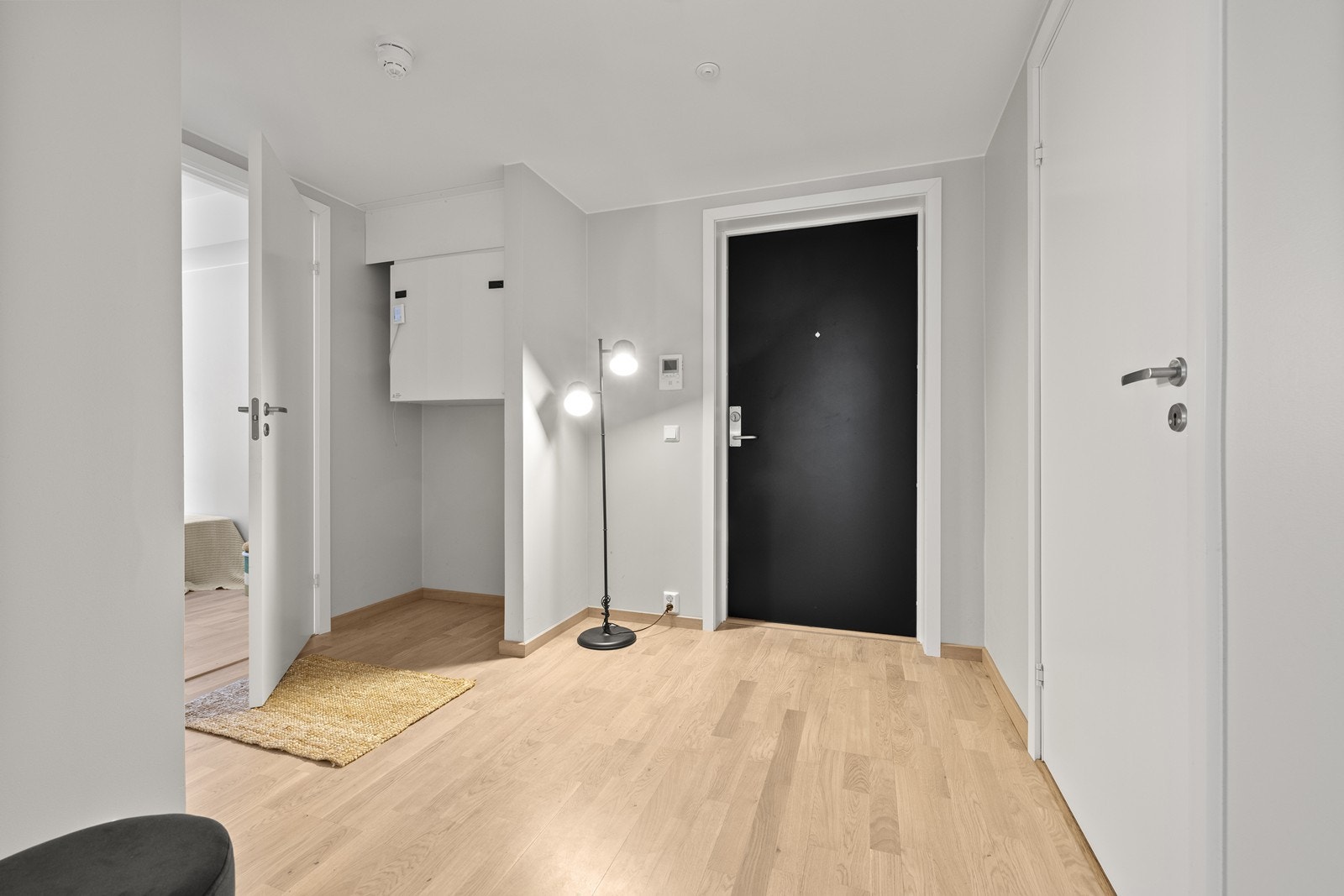 En romslig entré ønsker deg velkommen inn, med plass til oppbevaring av yttertøy. Galleribilde