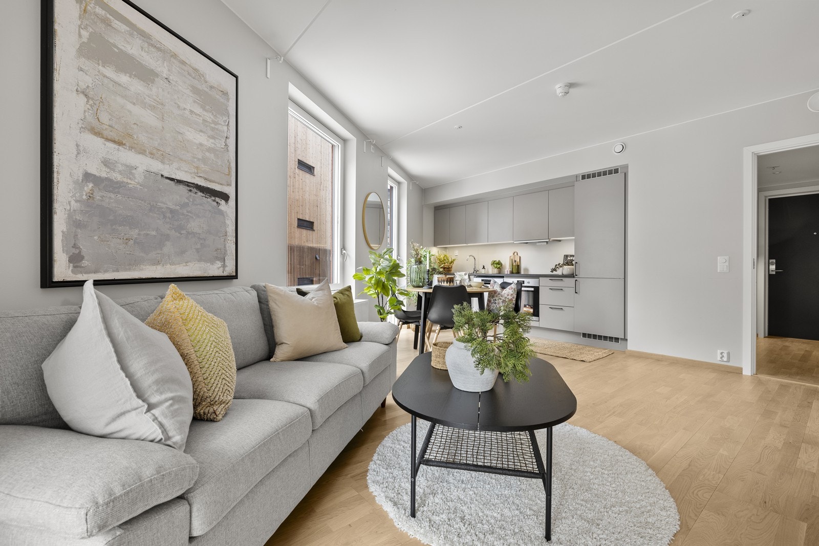 Stuen er lett å møblere og har plass til både sofagruppe og spisebord. Galleribilde