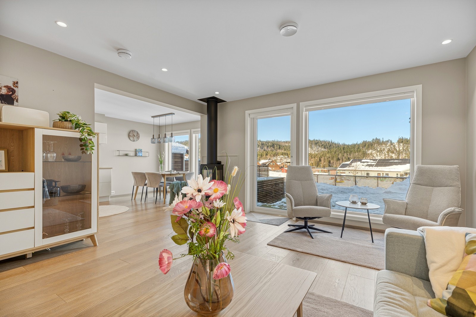 Første etasje byr på en delvis åpen- stue og kjøkkenløsning med direkte tilkomst til den flotte hagen og hagestuen Galleribilde