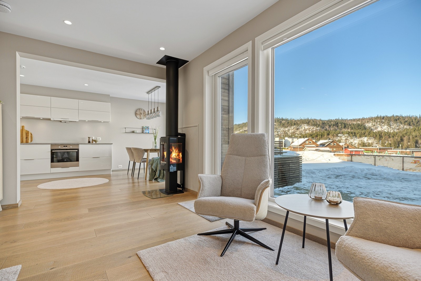 Her kan du nyte peisfyring som bidrar til en hyggelig atmosfære og effektiv oppvarming Galleribilde