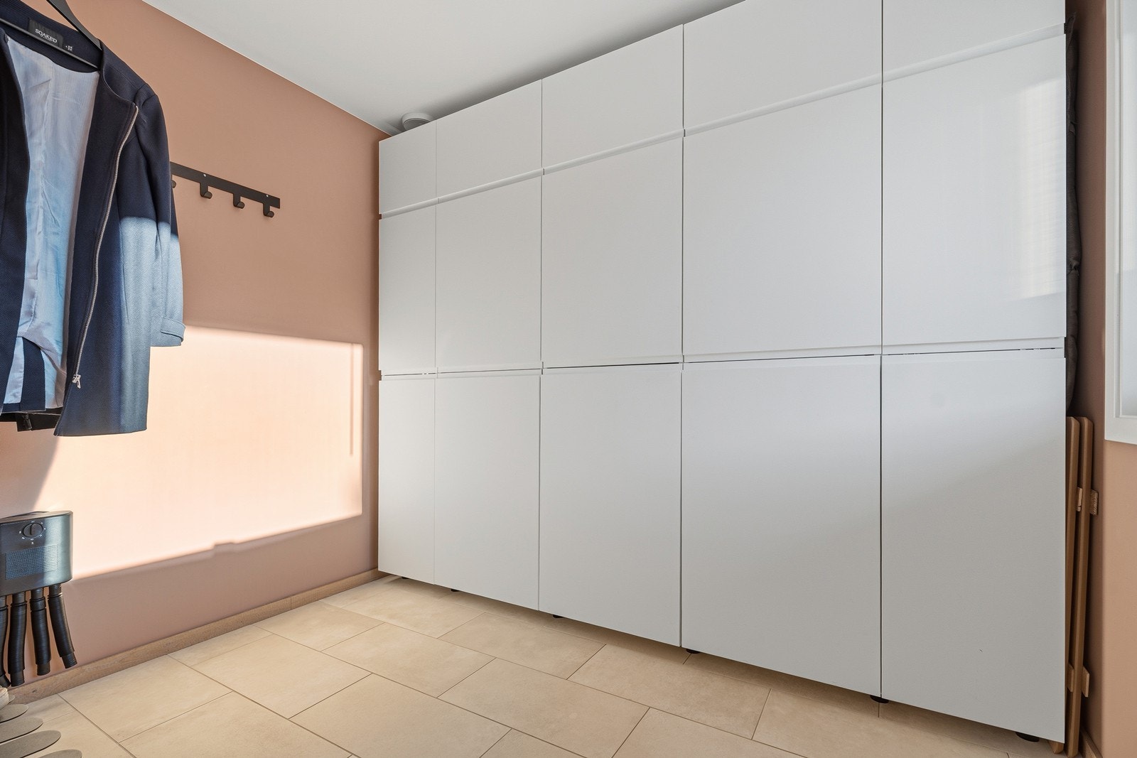 Garderobe m/flis på gulv - på tegninger kan dette også brukes som soverom Galleribilde