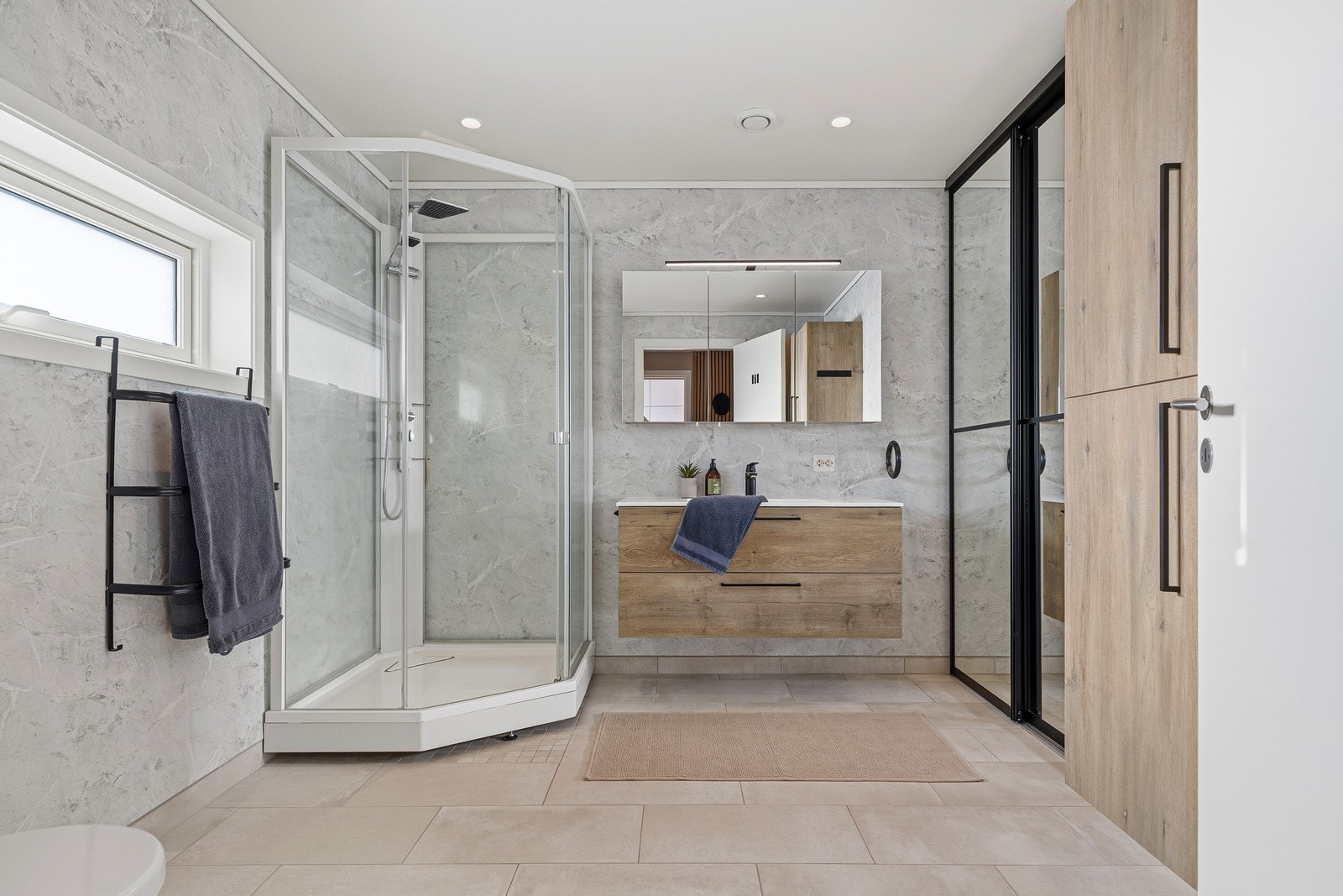 Bad i 1.etasje med egen vaskeromsdel Galleribilde