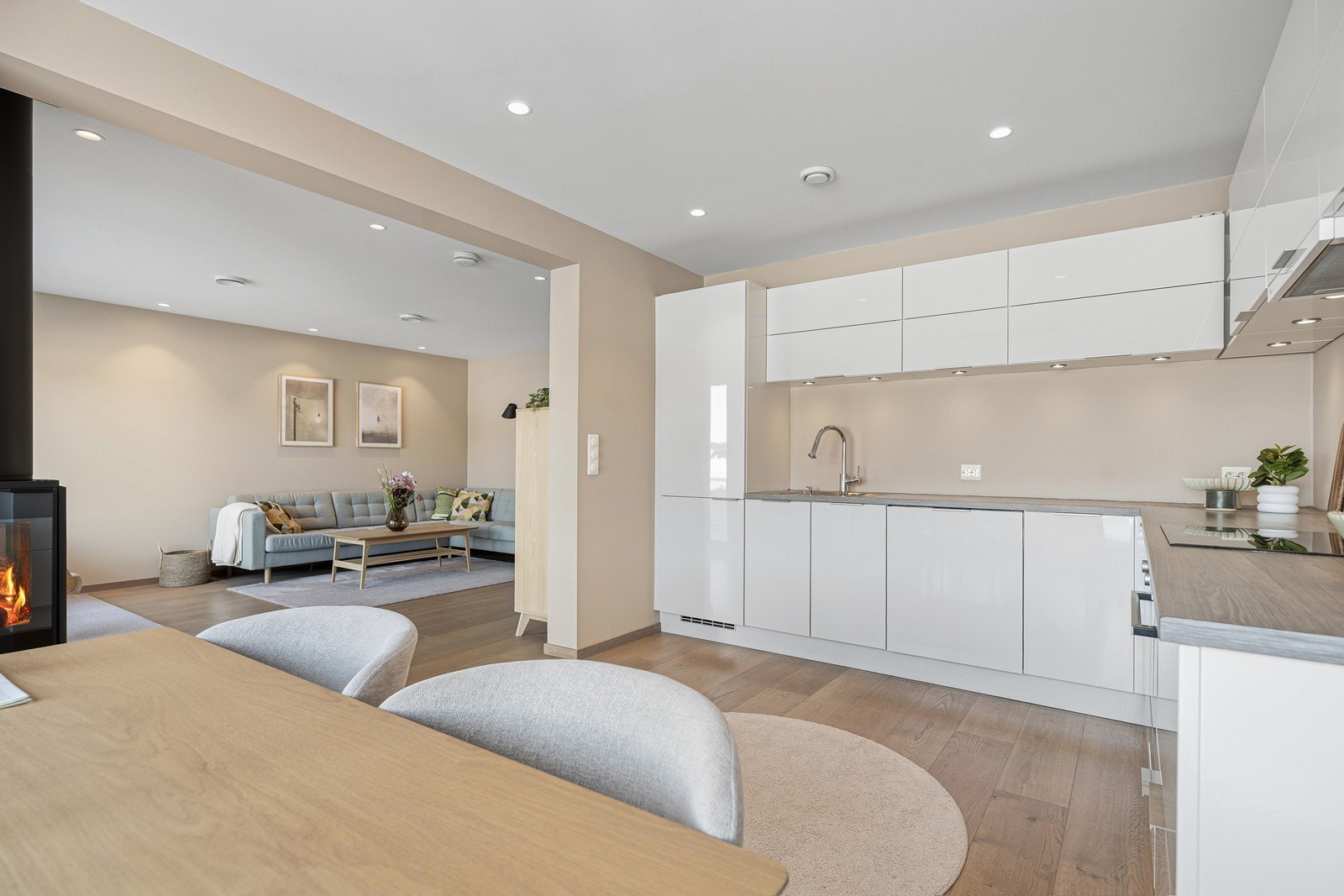 god oppbevaringsplass i overskap m/belysning ned til benkeplaten Galleribilde