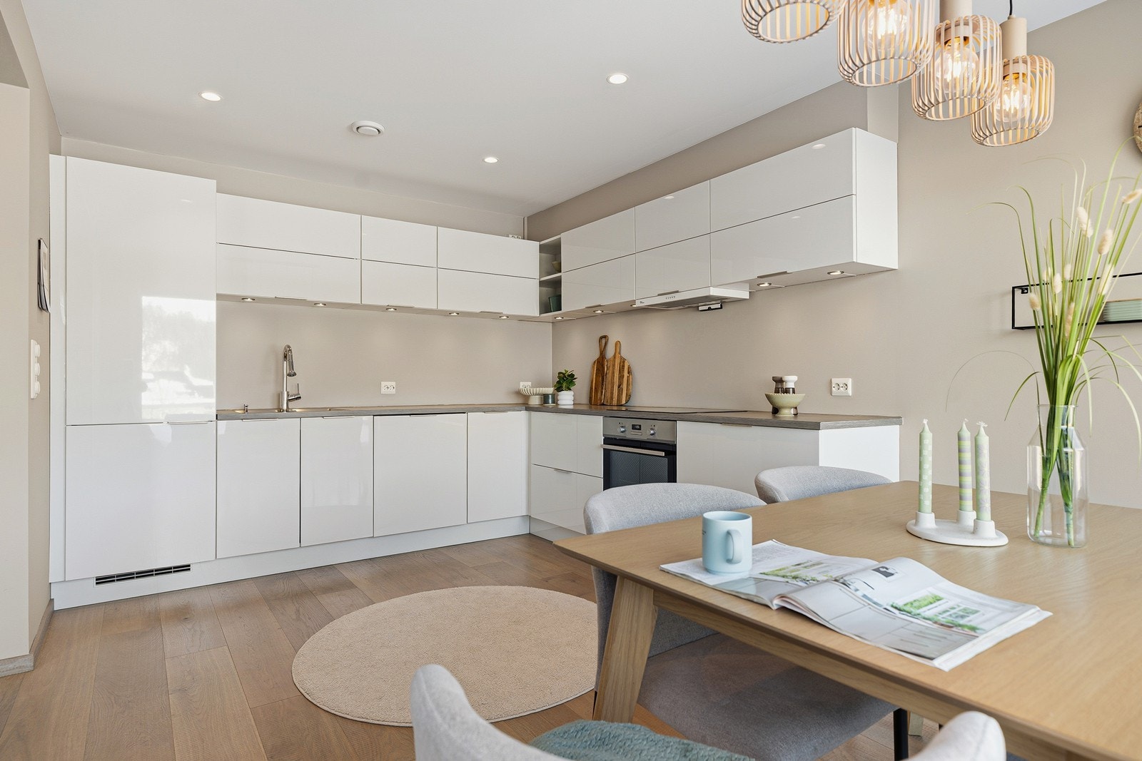 Boligen har en fin planløsning fordelt på 166kvm over to etasjer Galleribilde