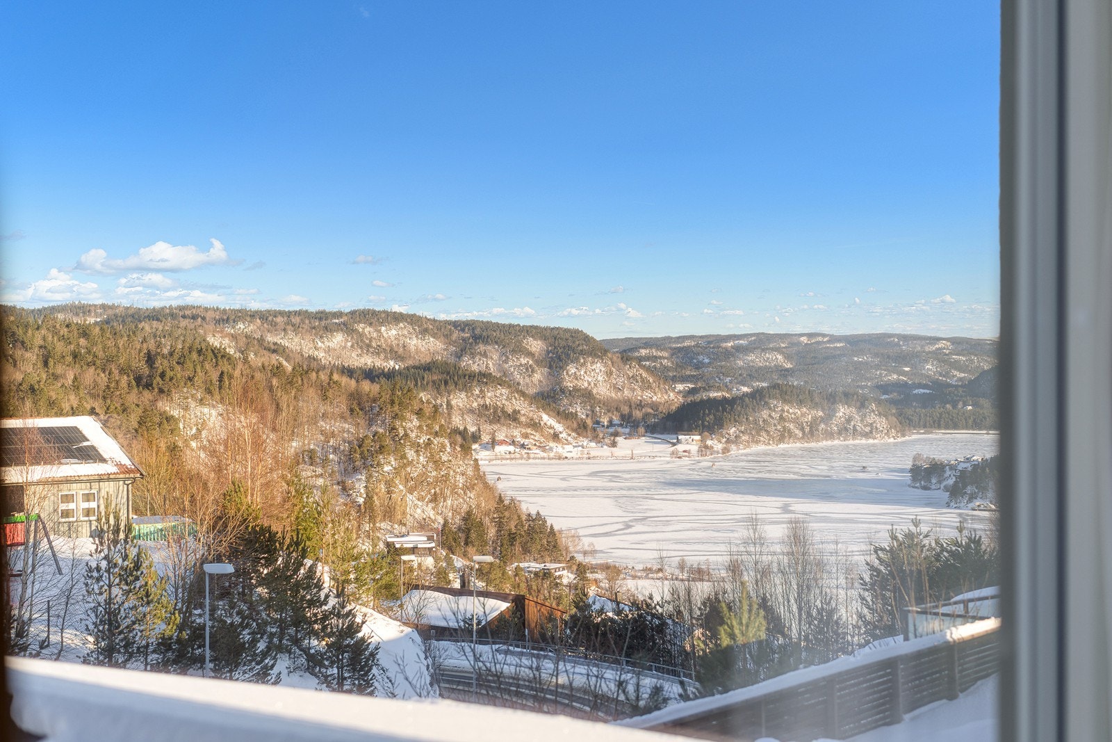 Her kan du nyte vakker utsikt utover Venneslafjorden Galleribilde