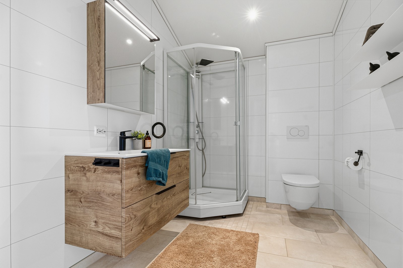 Bad i 2.etasje med flis på gulv og våtromsplater på vegg Galleribilde