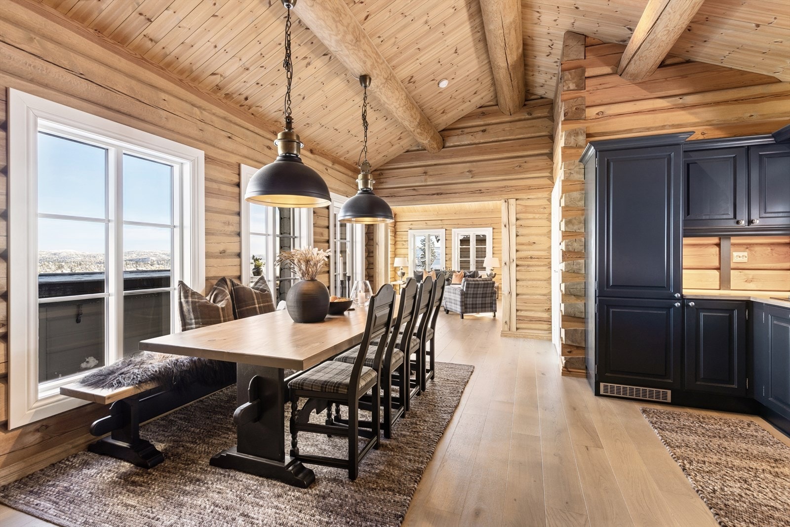 Fra stuen er det adkomst til kjøkkenet med plass til spisestue. Galleribilde