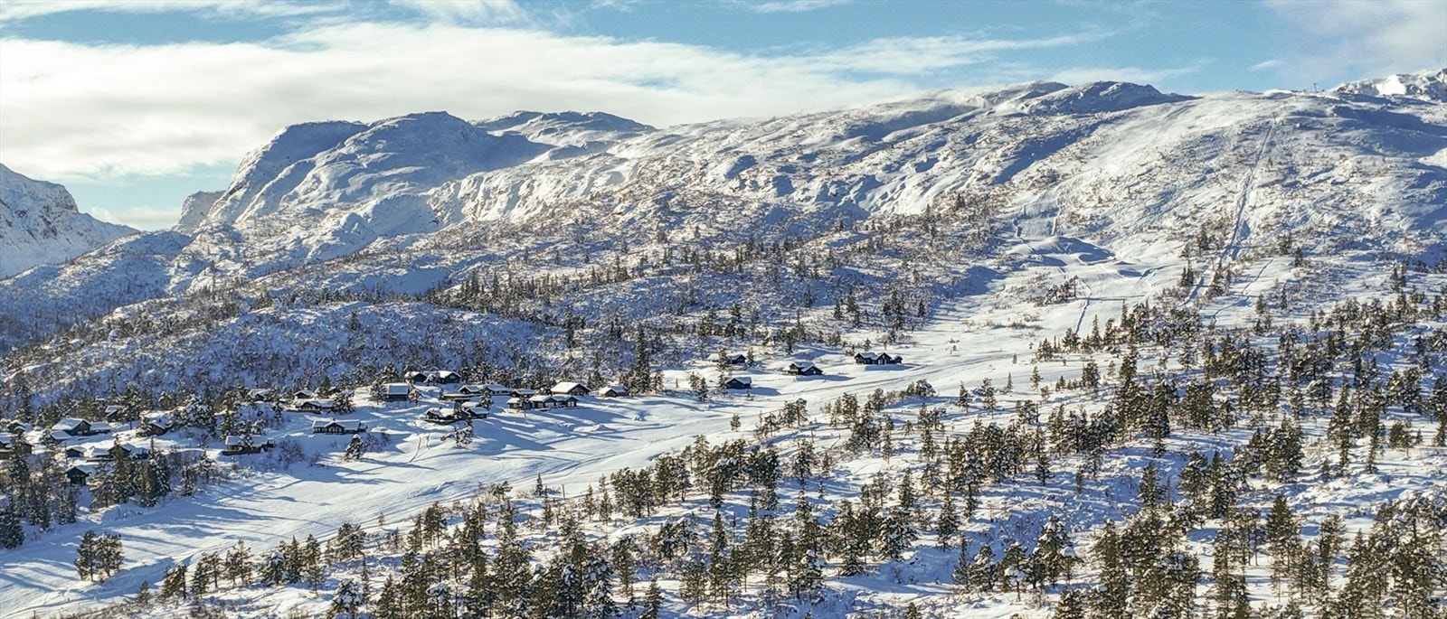 Fritidsboligen ligger i et etablert hyttefelt på Hallbjønnsekken med en høyde på ca. 835 meter over havet. Meget snørikt! Galleribilde