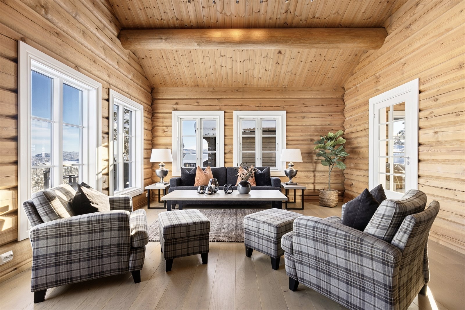 Store vindusflater slipper inn rikelig med naturlig lys. Galleribilde