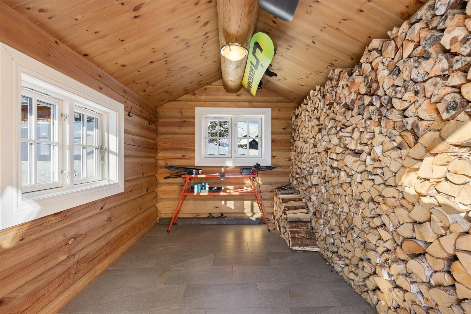 Anneks/sportsbod med plass til diverse oppbevaring. Galleribilde