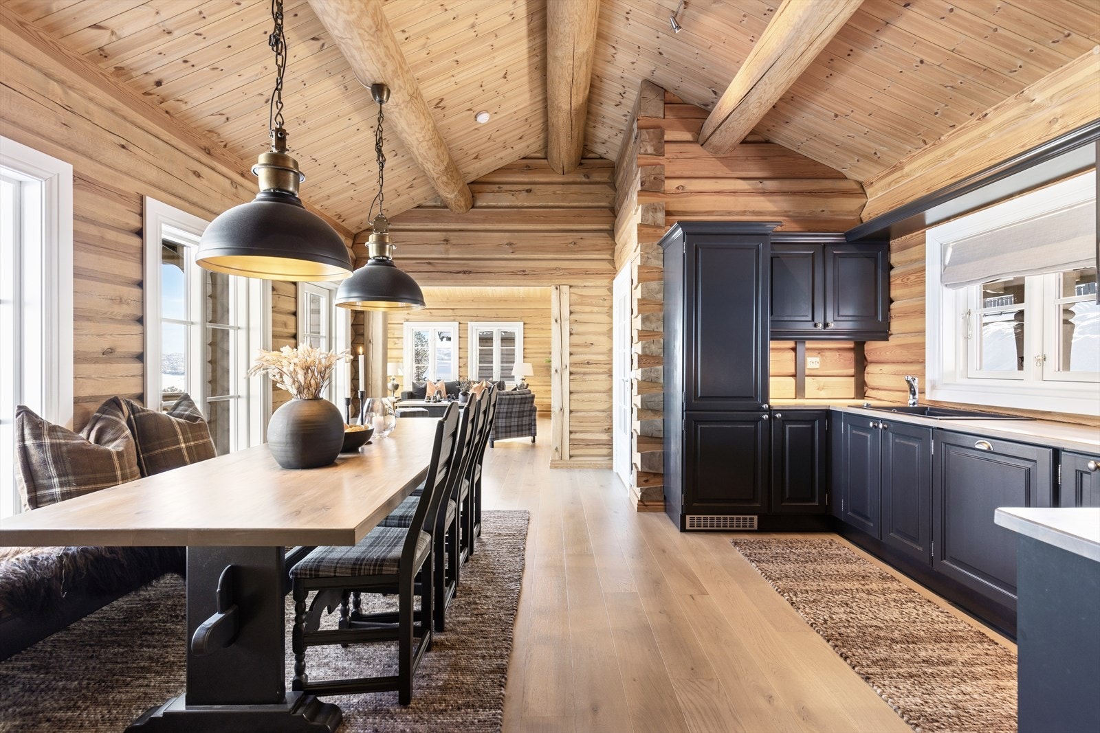 Kjøkkenet har godt med skap og benkeplass. Galleribilde