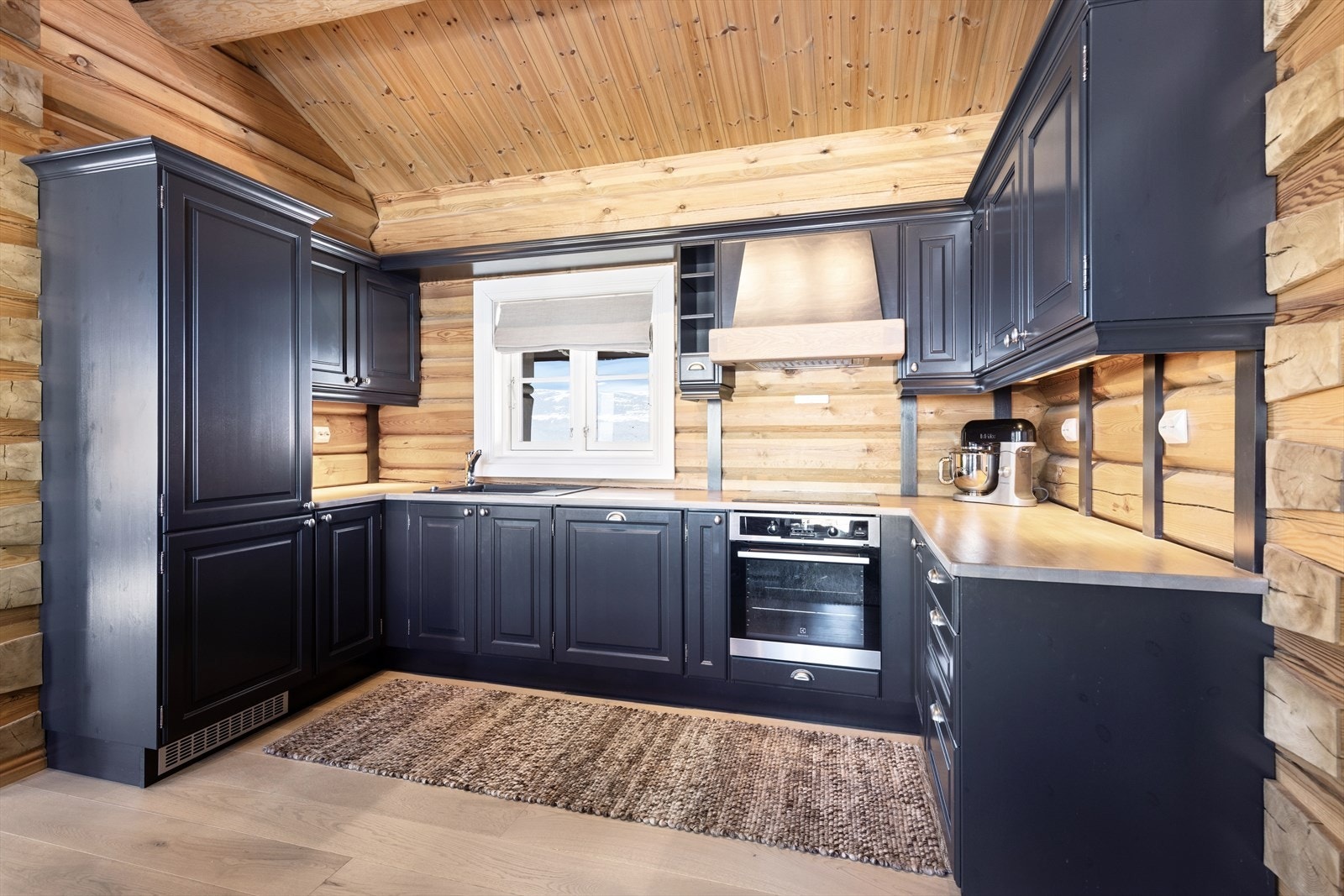 Det er integrert koketopp, stekeovn,
kjøl/fryseskap og oppvaskmaskin. Galleribilde