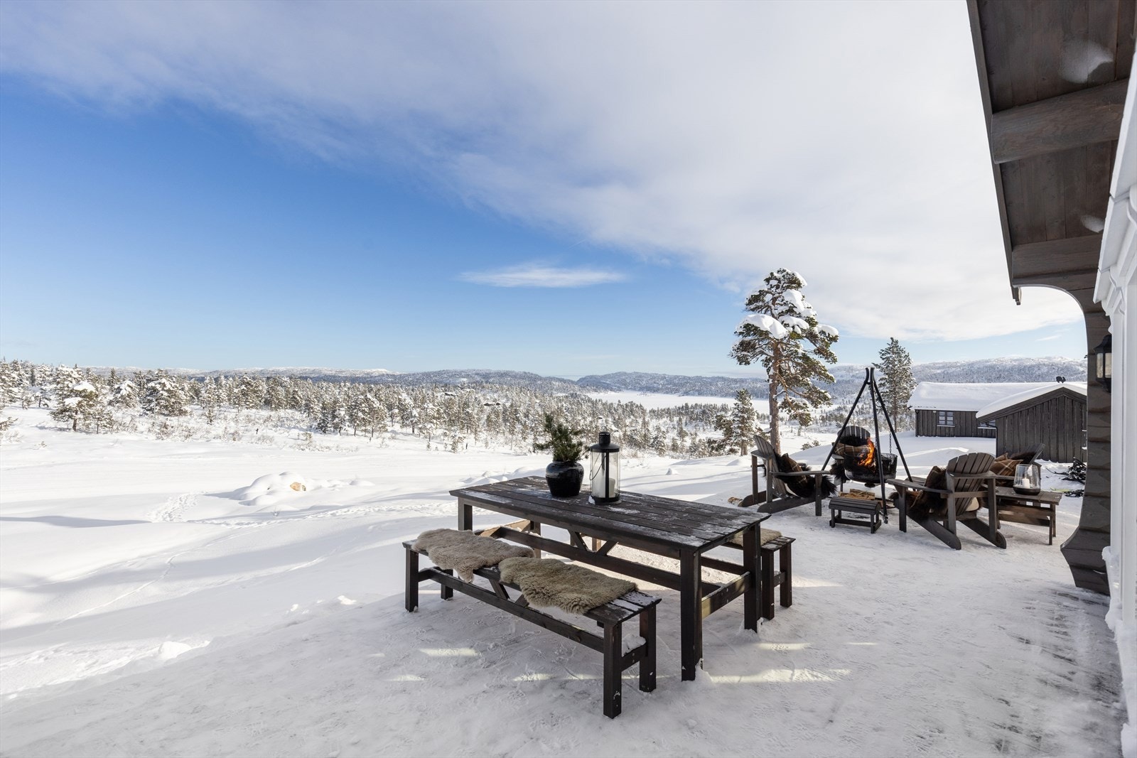 Like i nærheten ligger Hallbjønn Høyfjellsenter hvor det finnes kafé, pub og en flott slalåmbakke med varmestue. Galleribilde