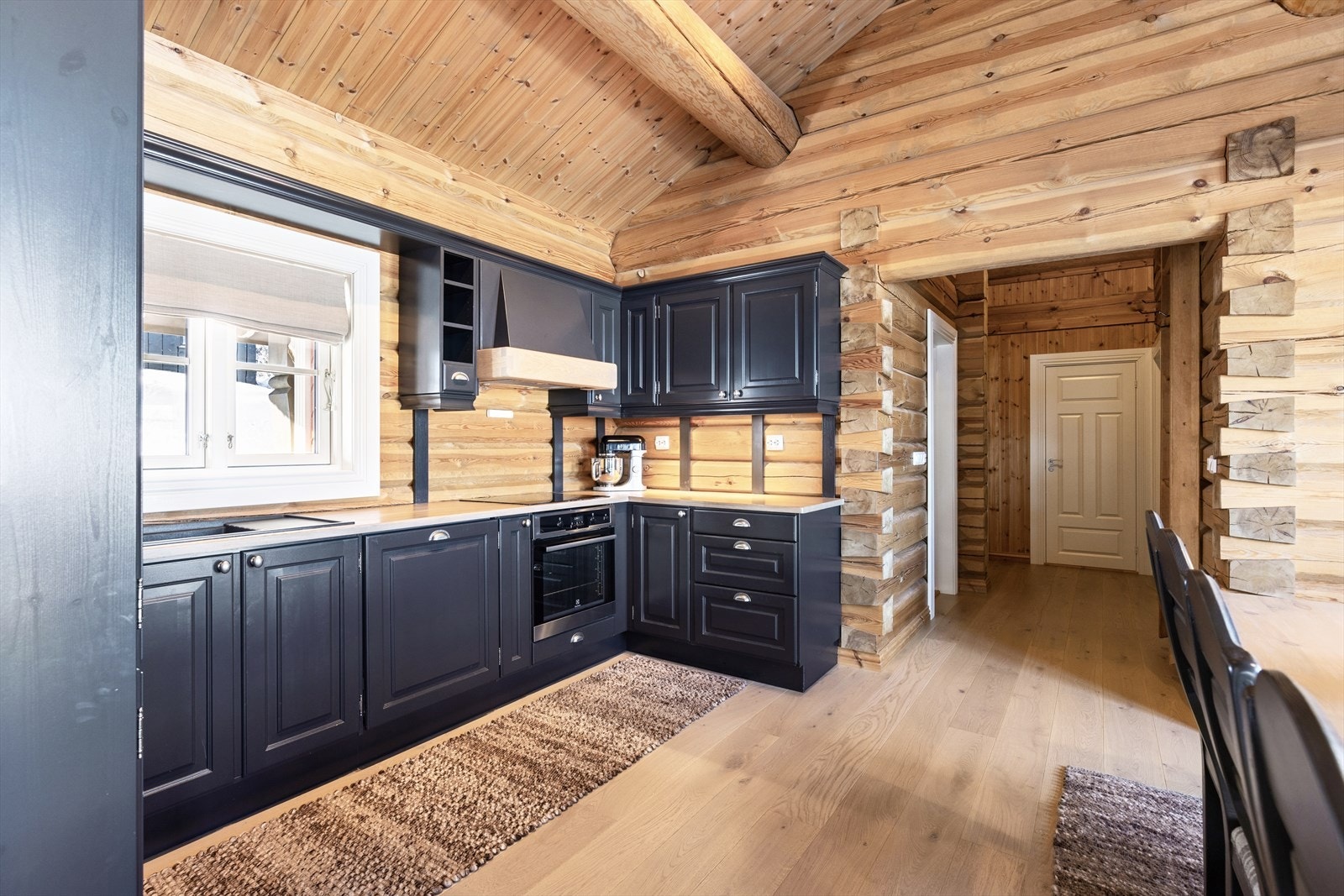 Lekkert kjøkken med malte profilerte fronter og heltre benkeplate med kjøkkenkum. Galleribilde