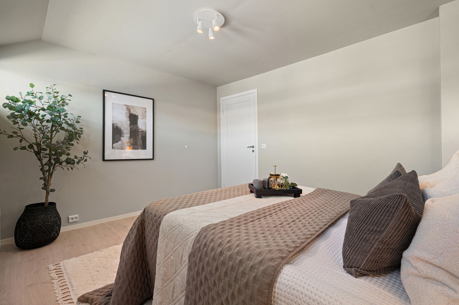 God plass til stor seng og tilhørende møblement. Galleribilde