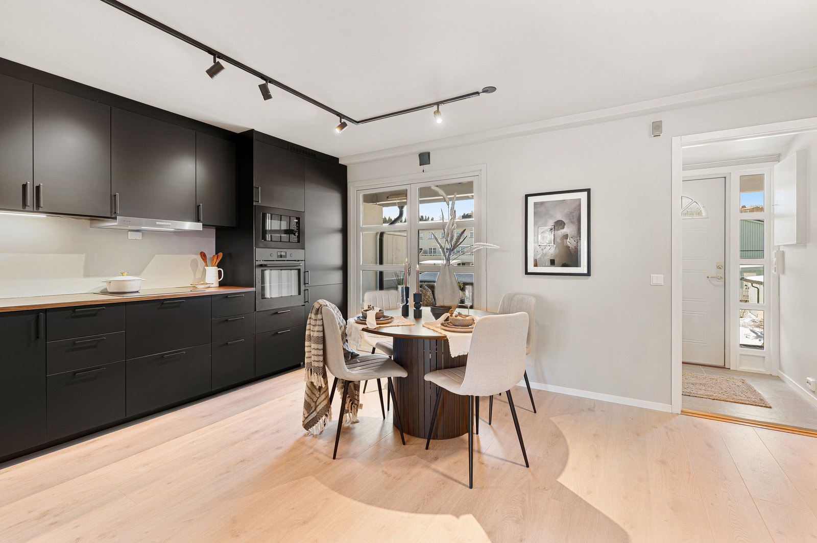 Moderne og flott kjøkken oppusset i 2026. Integrerte
hvitevarer som platetopp, stekeovn, kjøle/fryseskap, mikrobølgeovn og oppvaskmaskin. Tilstandsgrad 0 av takstmann. Galleribilde