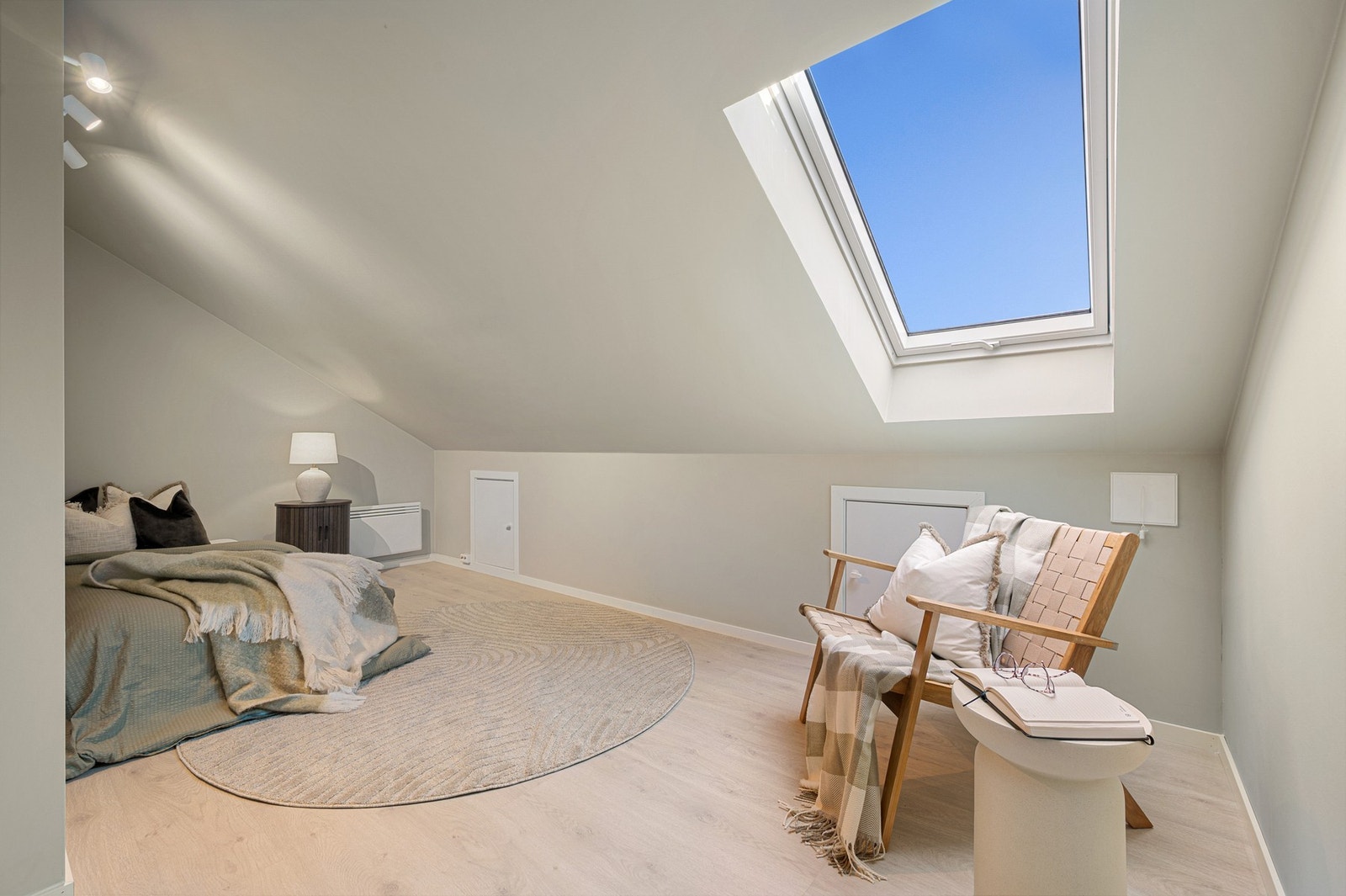 Det er satt inn takvindu på soverommet i loftsetasje av E Tøndel taktekking AS. Selger har fått godkjent søknad om bruks- og fasadeendring av loft datert 20.01.26. Galleribilde