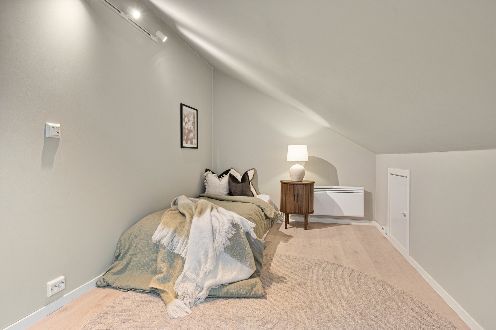 Plass til seng og tilhørende møblement. Galleribilde