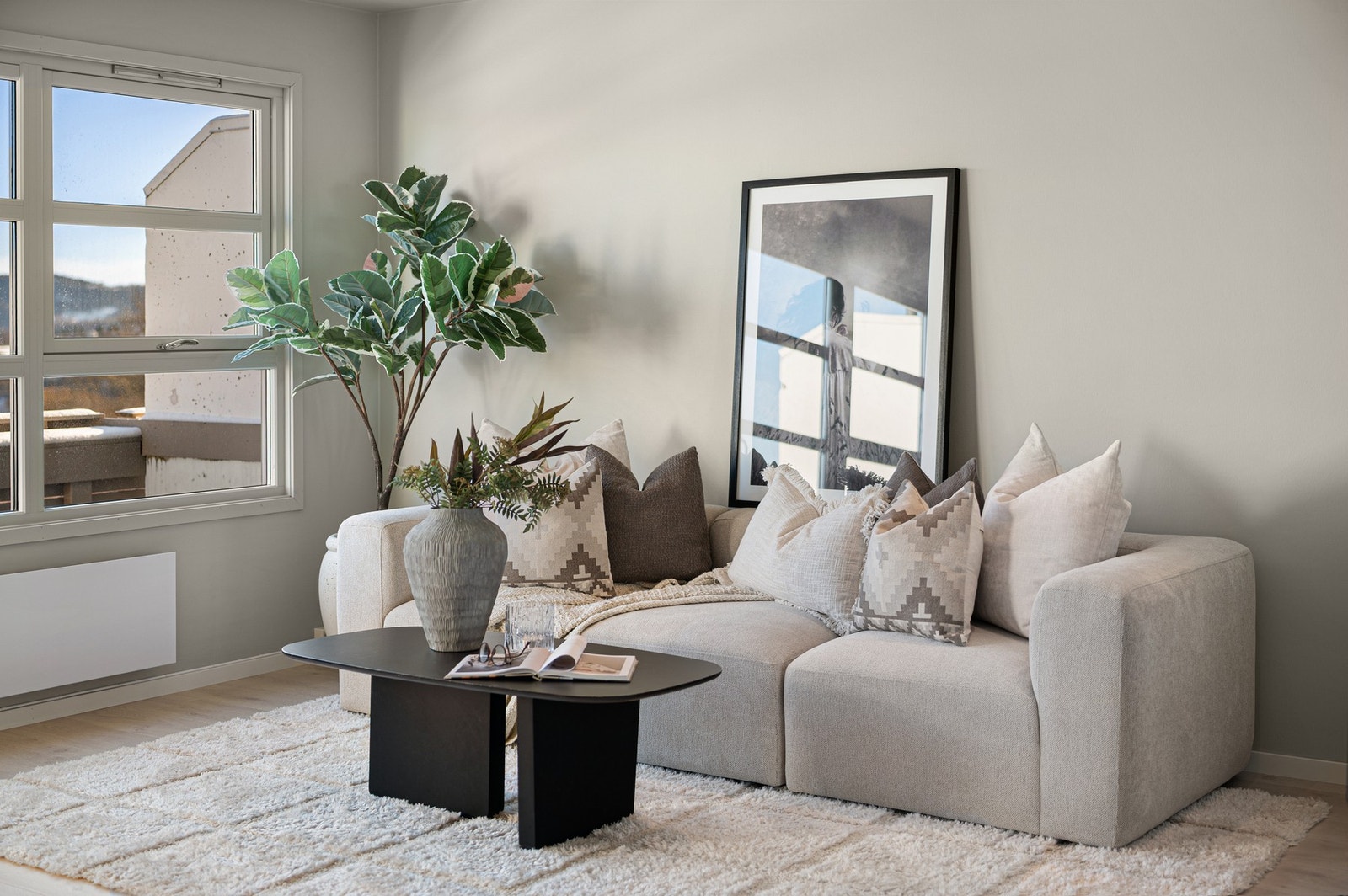 God plass til sofagruppe og tv-seksjon i stuen. Galleribilde